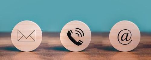 14286469-client-contactez-nous-service-avec-courrier-e-mail-icones-de-telephone-sur-le-cercle-en-bois-mis-sur-le-bureau-photo